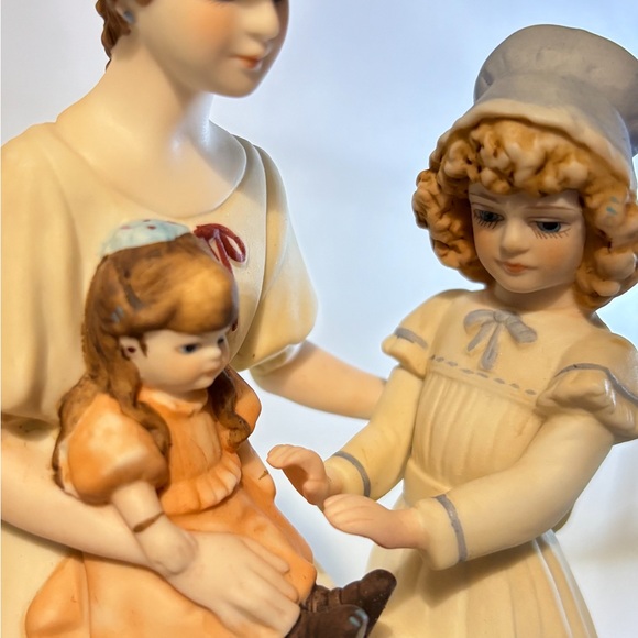 Beautiful Vintage Limited Edition Muiscal
Figurine Woman and Daughters - Picture 3 of 7